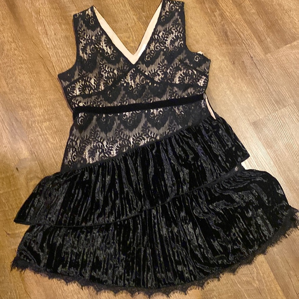 Black velvet sleeveless minidress with lace details.Gently worn,no damage,gorg!